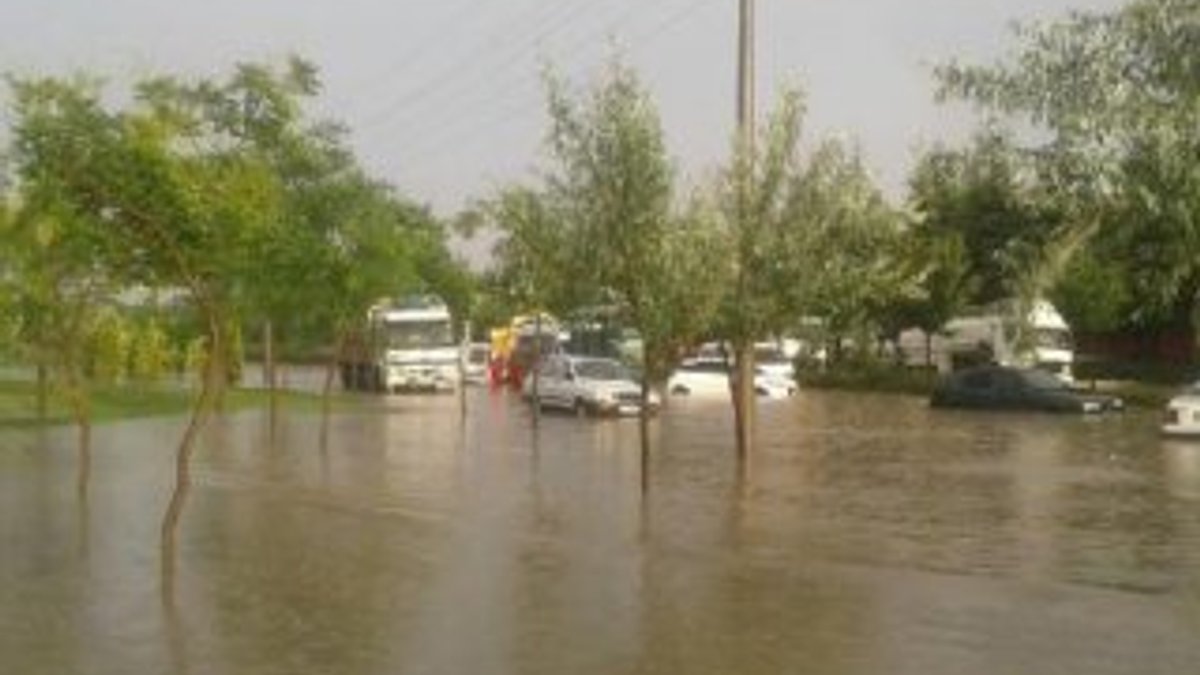 Sağanak yağış Eskişehir'de yolları göle çevirdi