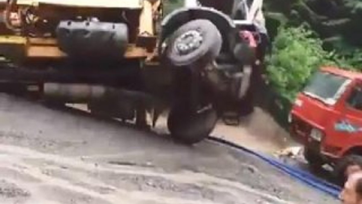 Trabzon'da sel suları beton pompası ile kamyonu sürükledi
