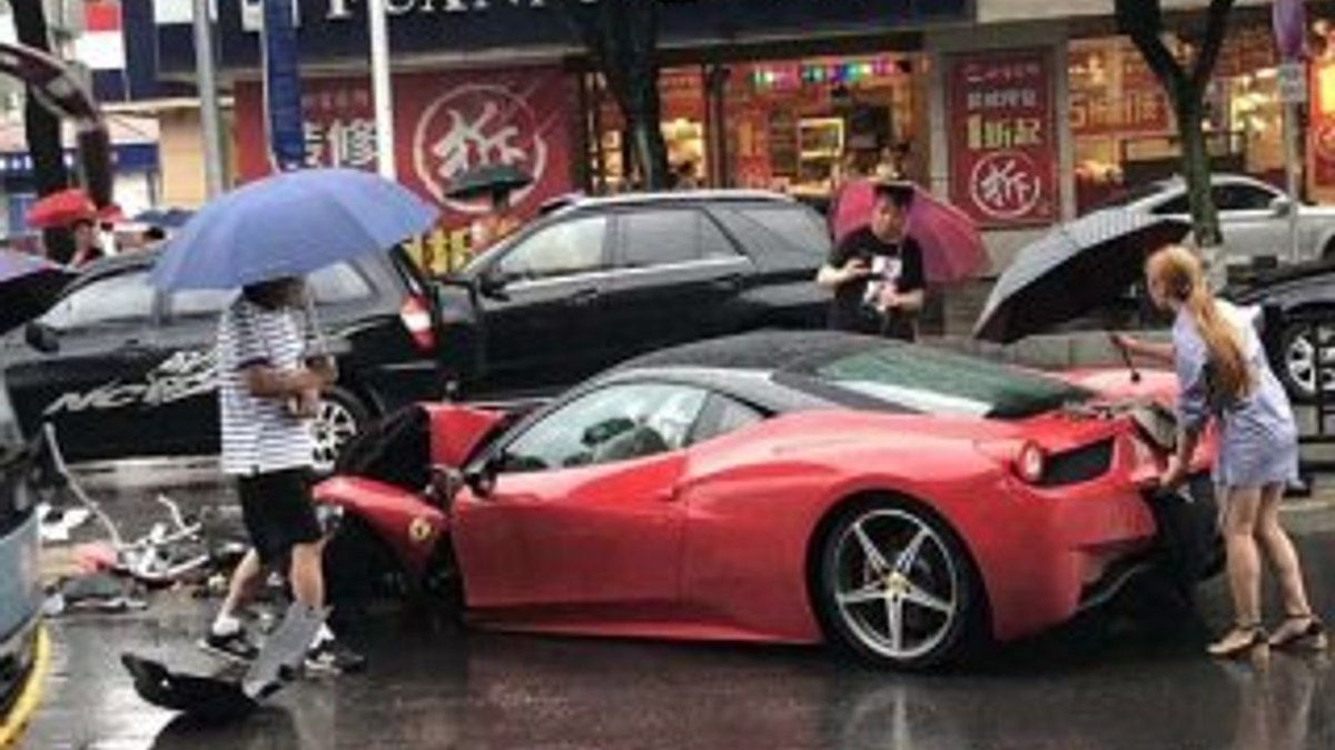 Ferrari'sini ilk sürüşte parçalayan Çinli sürücü