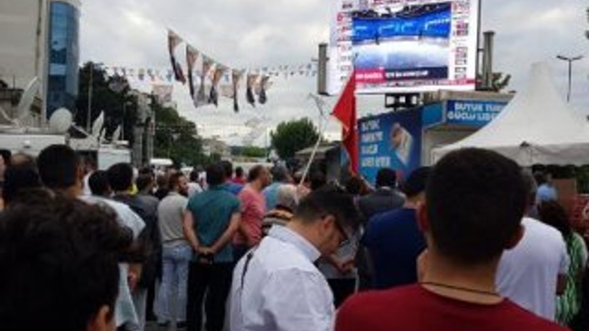Partililer AK Parti İstanbul İl Başkanlığı önünde toplanıyor