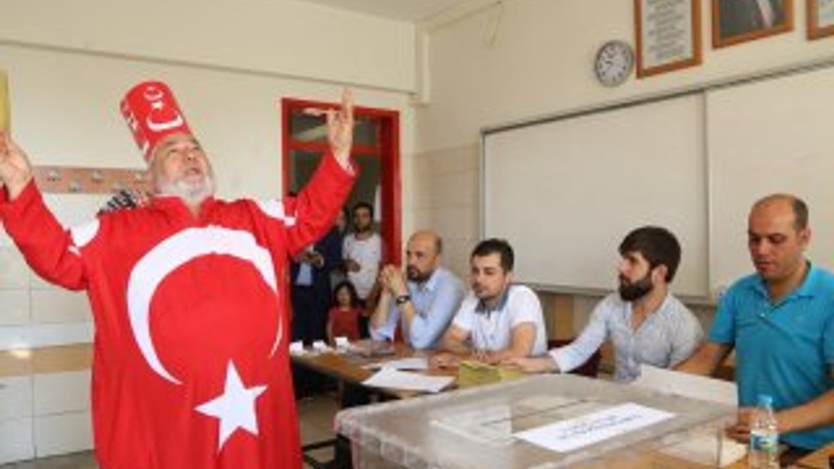 Yaşlı vatandaş Türk bayrağı kostümüyle oy verdi