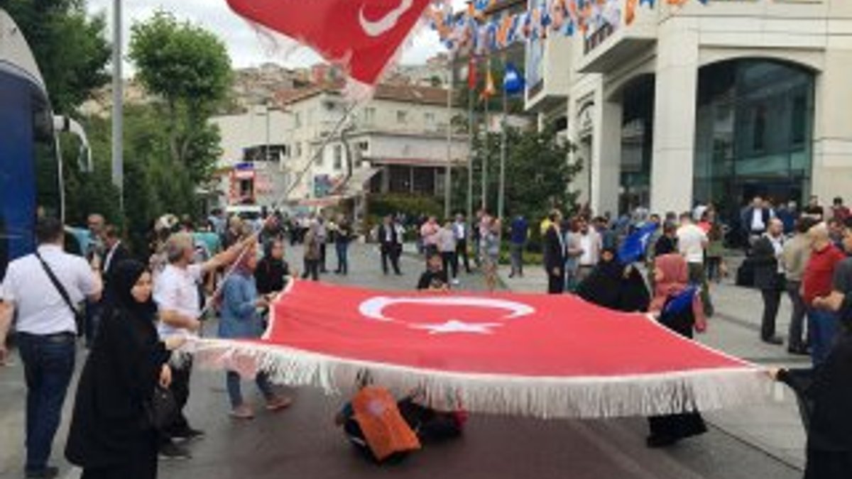 AK Parti İstanbul İl Başkanlığı önünde toplanmalar başladı