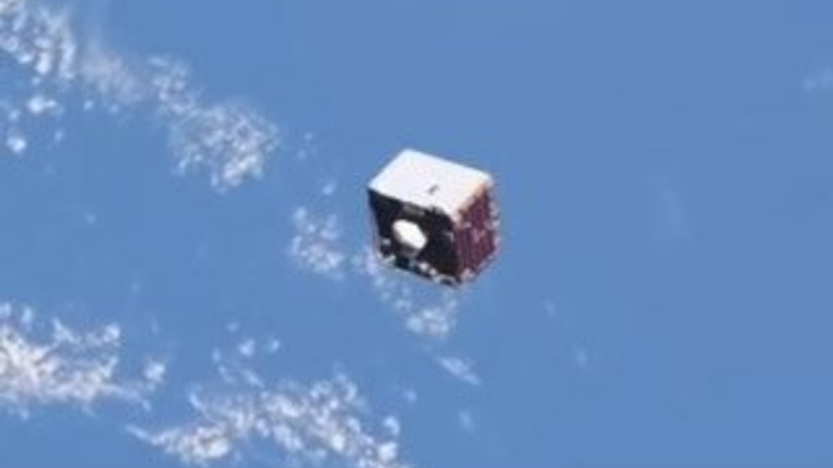 Uzayda ender bir yakınlaşma: UUİ'nin yanından uydu geçti