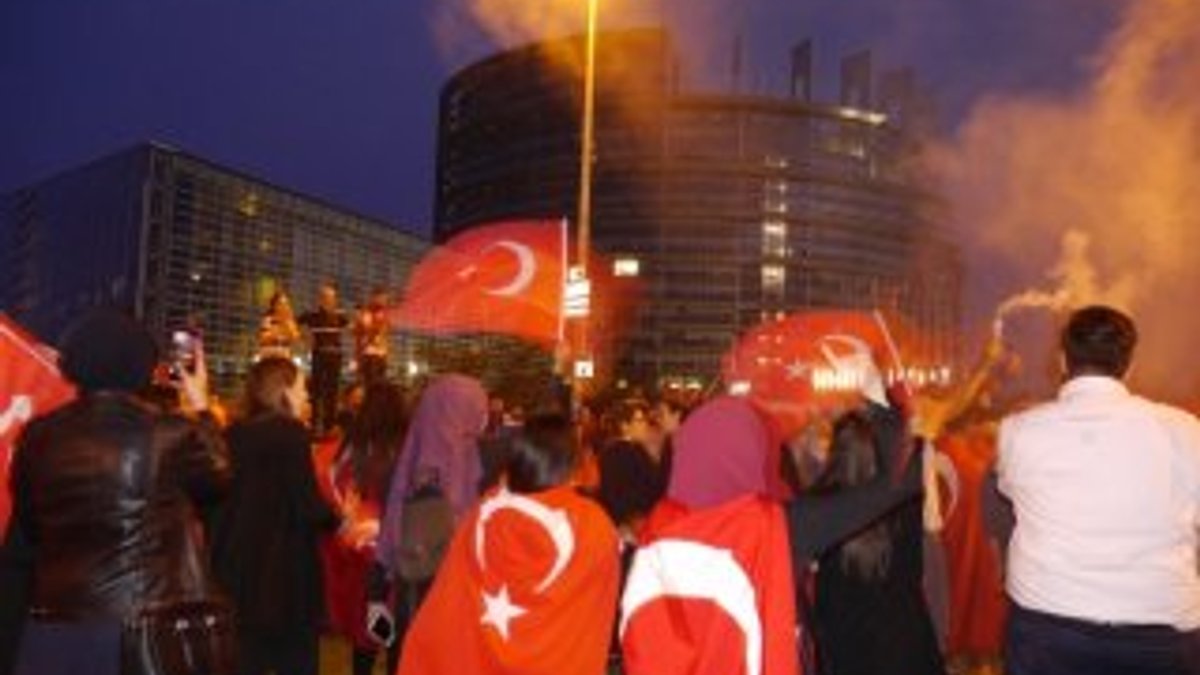 Fransa'da Türklerin coşkulu seçim kutlaması