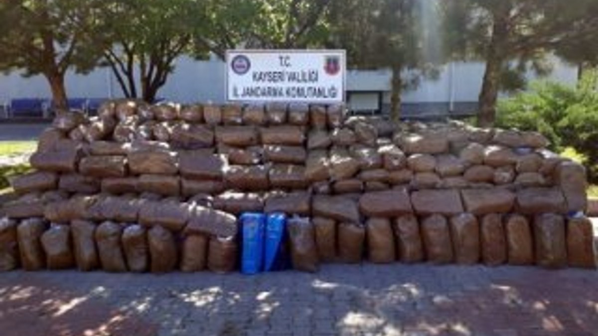 Jandarma 3 ton 750 kilo kaçak tütün ele geçirdi