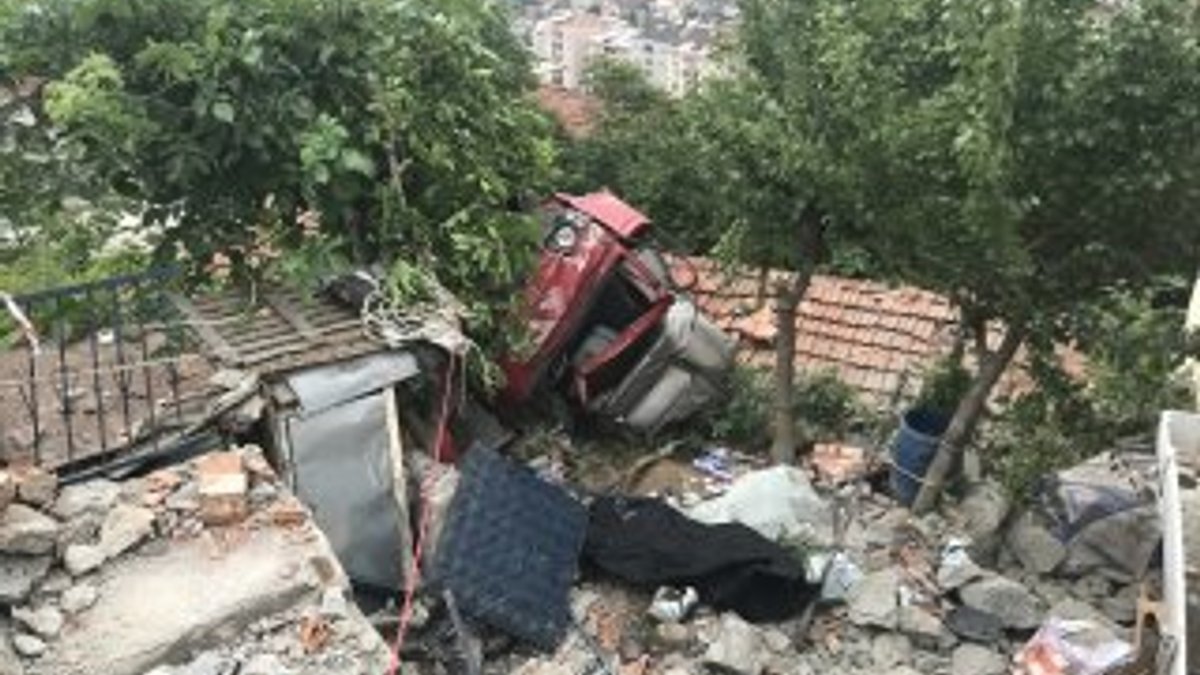 Kamyonet evin çatısına uçtu: 1 ölü