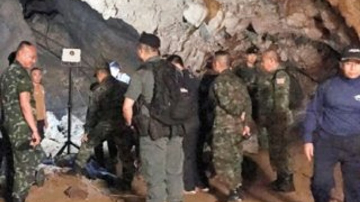 Tayland'da 13 kişi mağarada mahsur kaldı