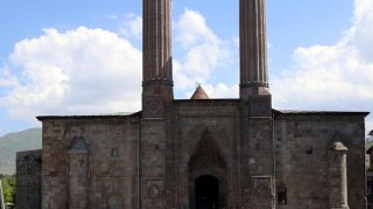 Tarihi Çifte Minareli Medrese'de çevre düzenlemesi