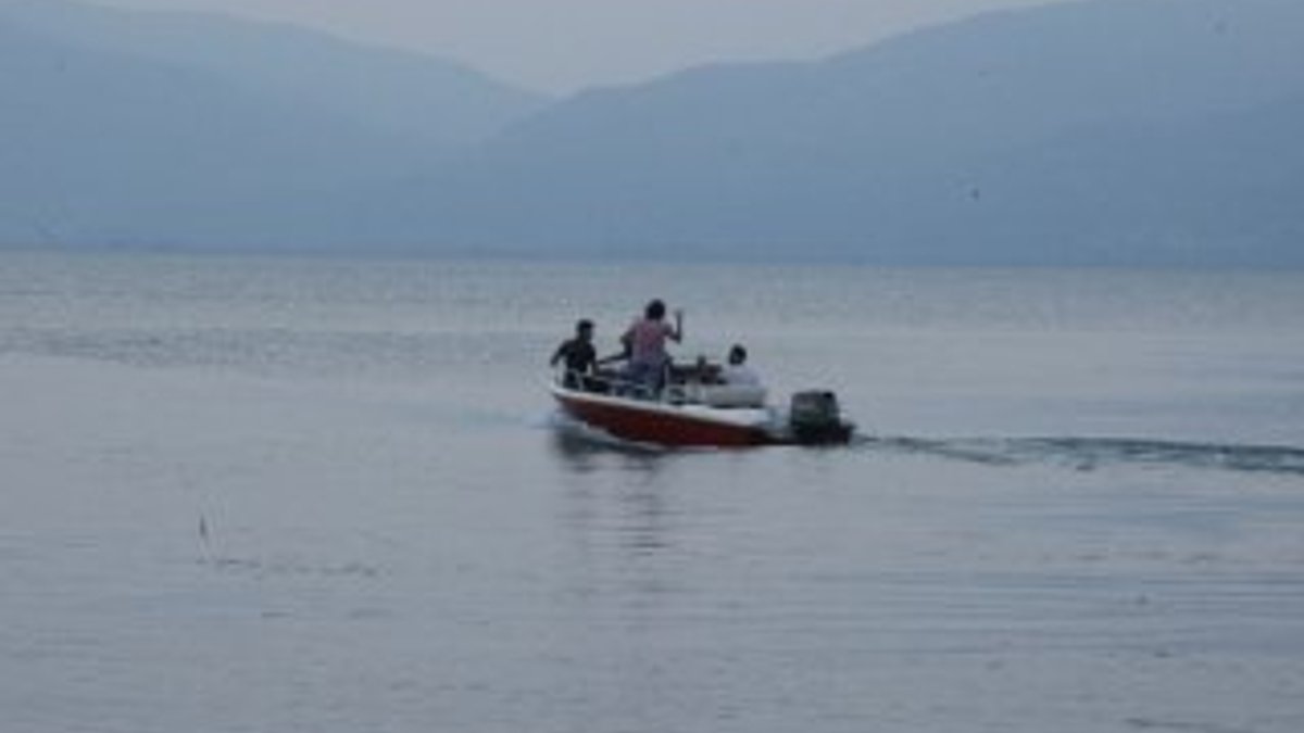 3 kişi İznik Gölü'ne girdi biri kayboldu