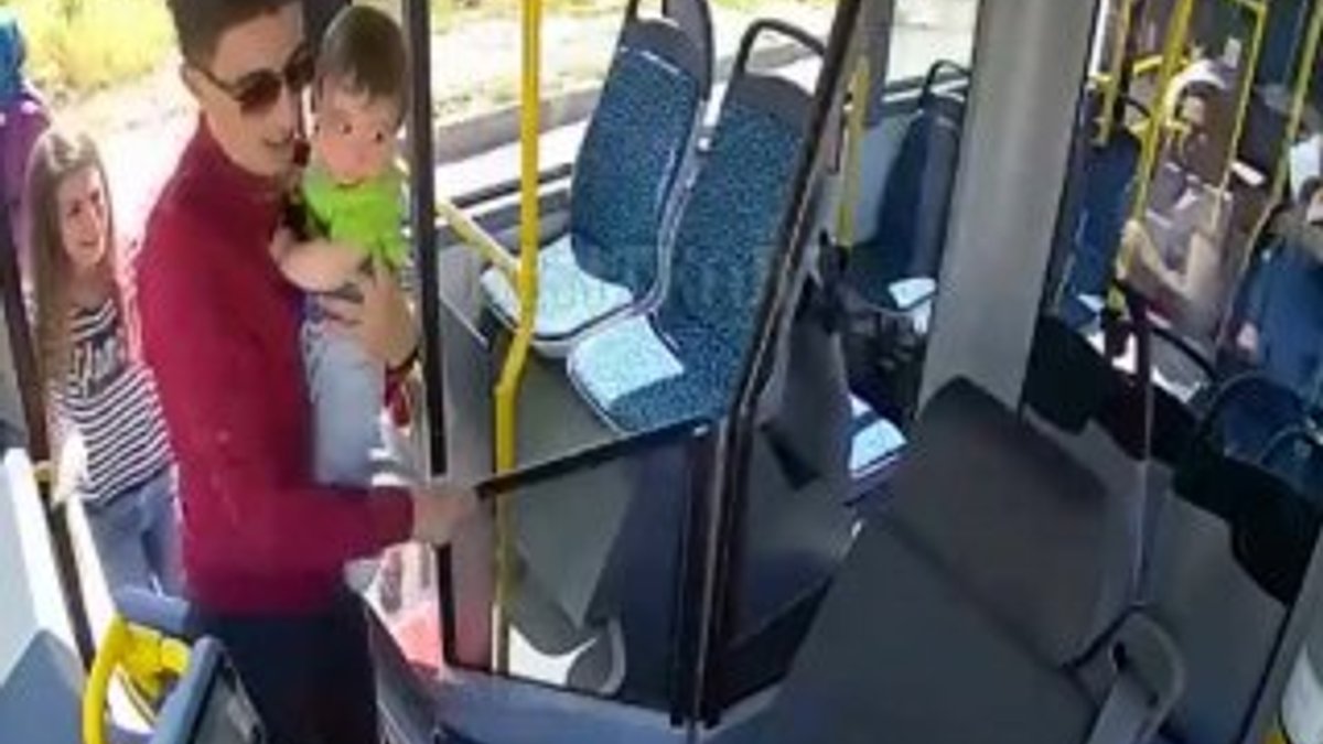 Kaza yapan anne ve bebeğini otobüsle hastaneye götürdü