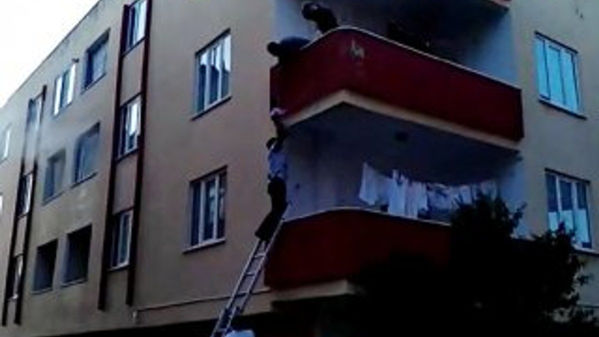 Yangında mahsur kalan bebeği vatandaşlar kurtardı