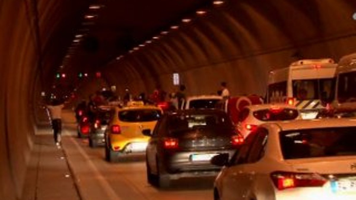 Beşiktaş'ta tüneli kapatıp asker eğlencesi yaptılar