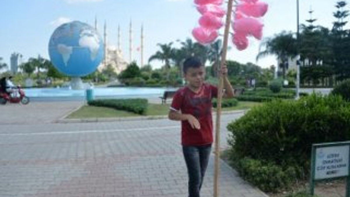 Suriyeli Asaf, tatil yapabilmek için pamuk şeker satıyor