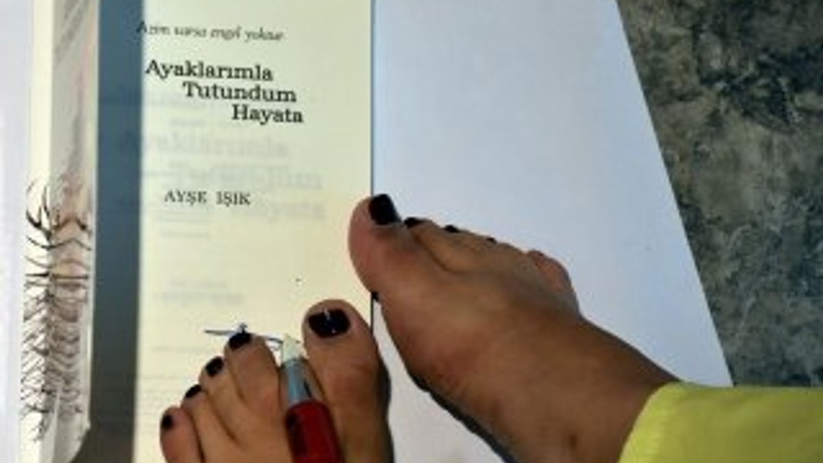 Ayşe Işık kitabını ayağıyla imzaladı