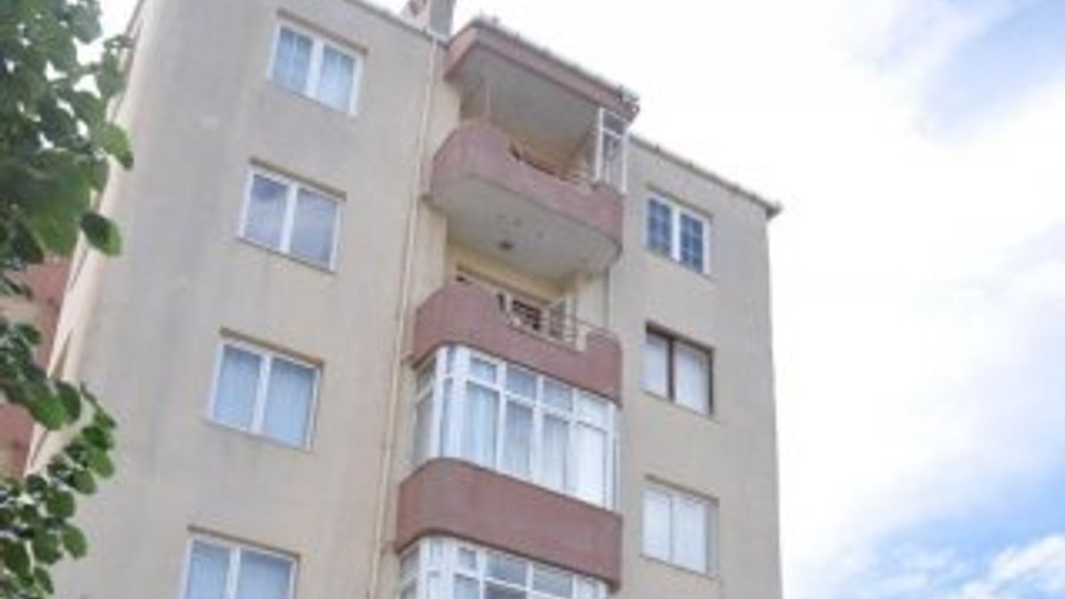 Tekirdağ'da yıldırım düşen apartmanda hasar oluştu