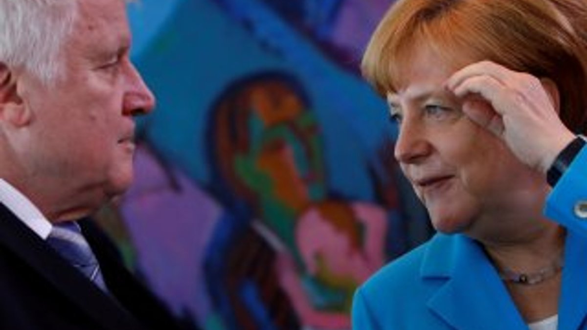 Almanya'da kriz patlak verdi; Seehofer istifa edecek