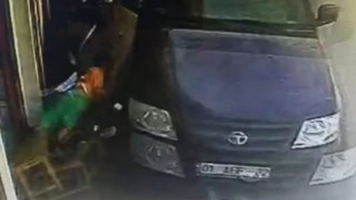 Adana'da kamyonet kaldırımdaki anne ve 2 çocuğuna çarptı