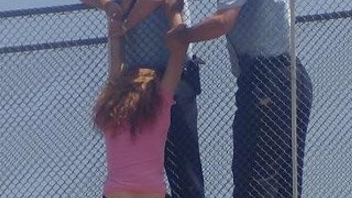 Köprüden atlayan genç kadını polis havada yakaladı