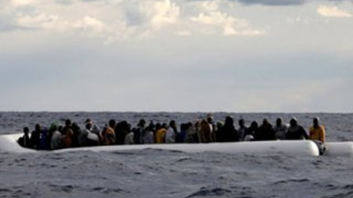 Libya'da göçmenleri taşıyan bot battı
