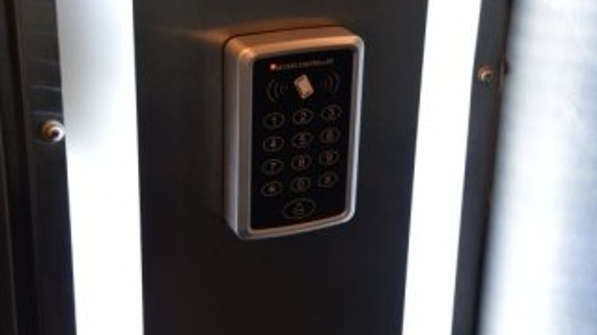 Apartman aidatını ödemeyene şifreli asansör