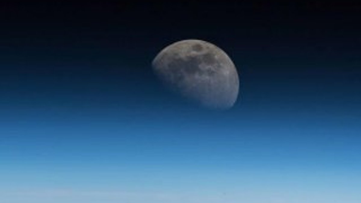 Ay'a Dünya yörüngesinden bakış