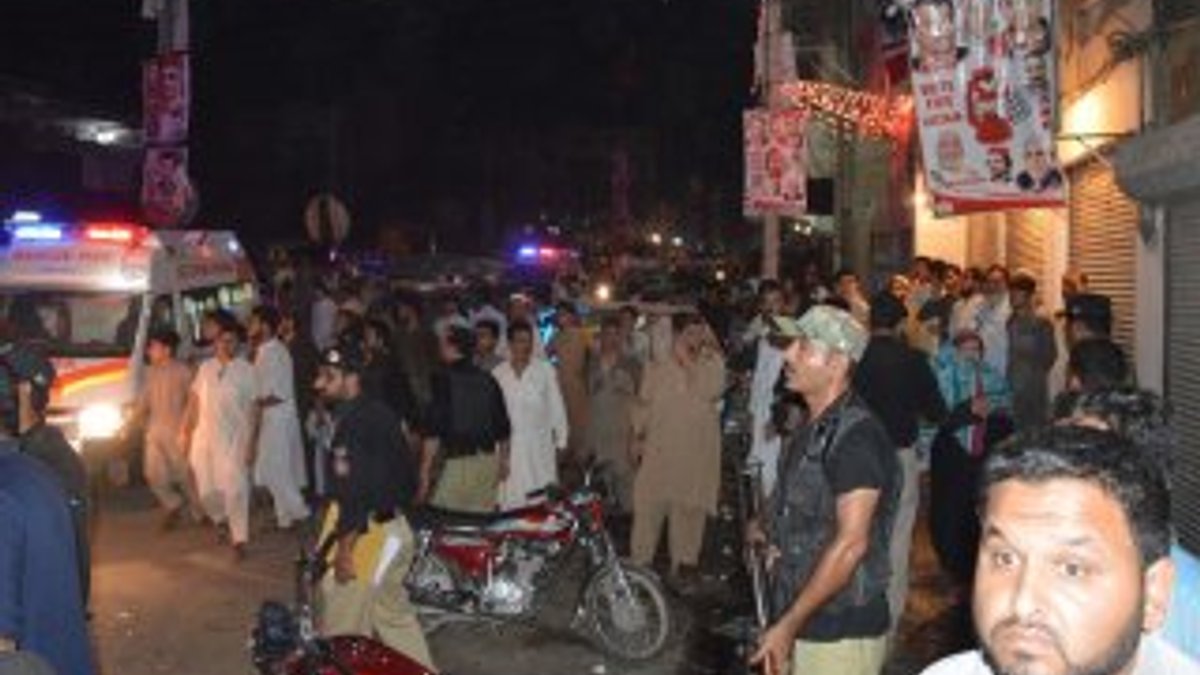 Pakistan'da bombalı saldırı: Vekil adayı ve 11 kişi öldü