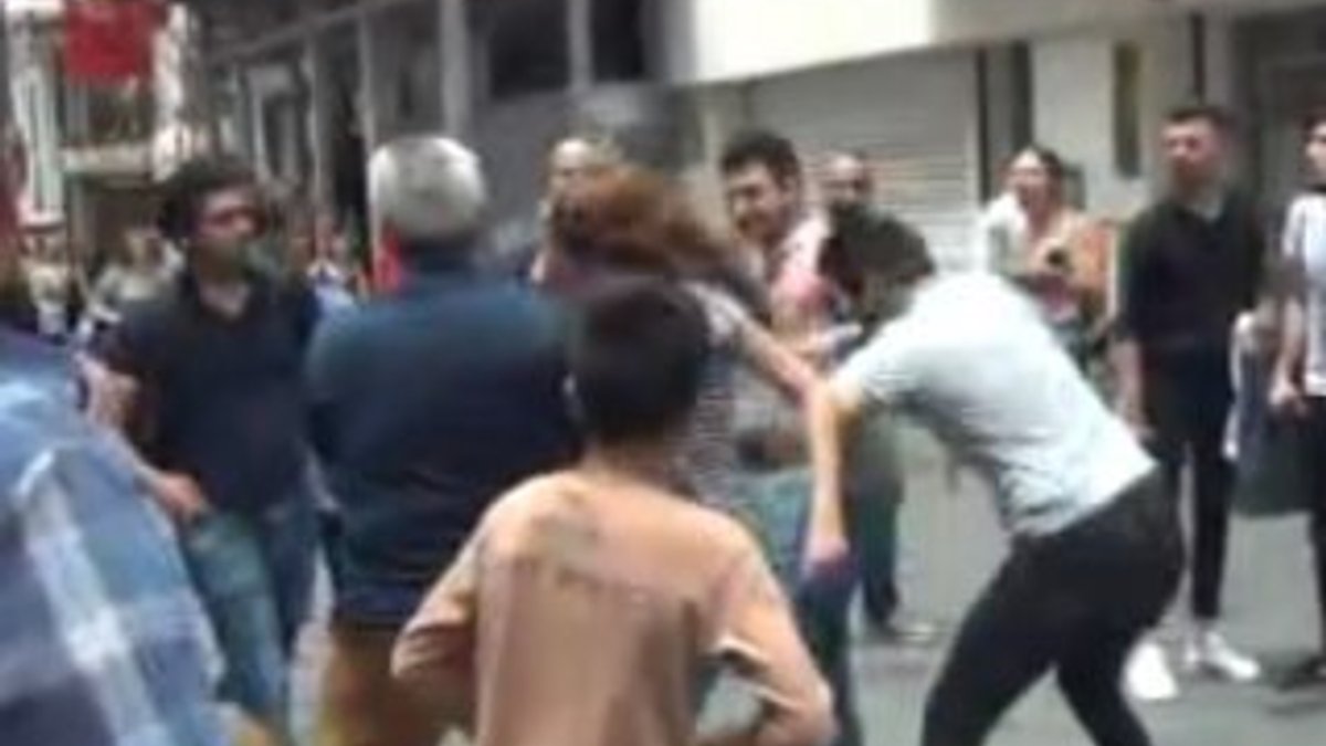İstiklal Caddesi'nde turistlerin tekme tokat kavgası