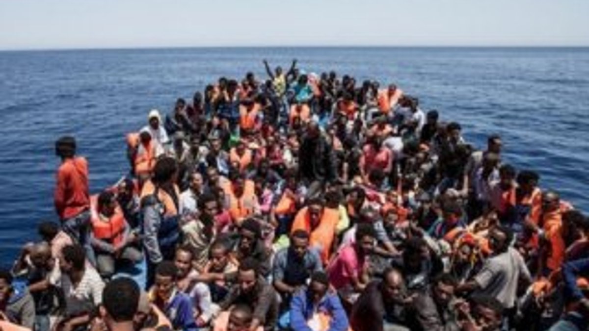 İtalya ve Malta'nın almadığı 450 göçmen Akdeniz'de mahsur