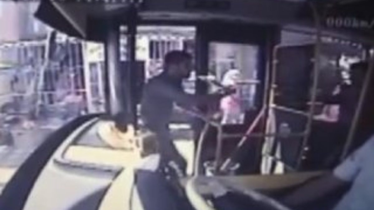 Otobüs şoförüne döner bıçağıyla saldırı anı kamerada