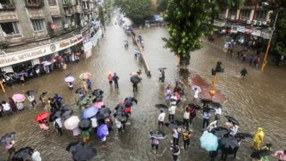Hindistan'da muson yağmurları 511 can aldı