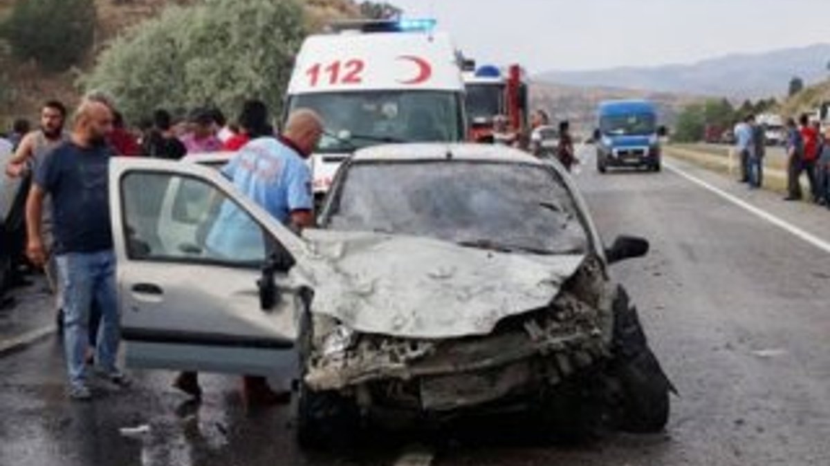 Ankara'da 2 otomobil çarpıştı: 3 ölü 6 yaralı