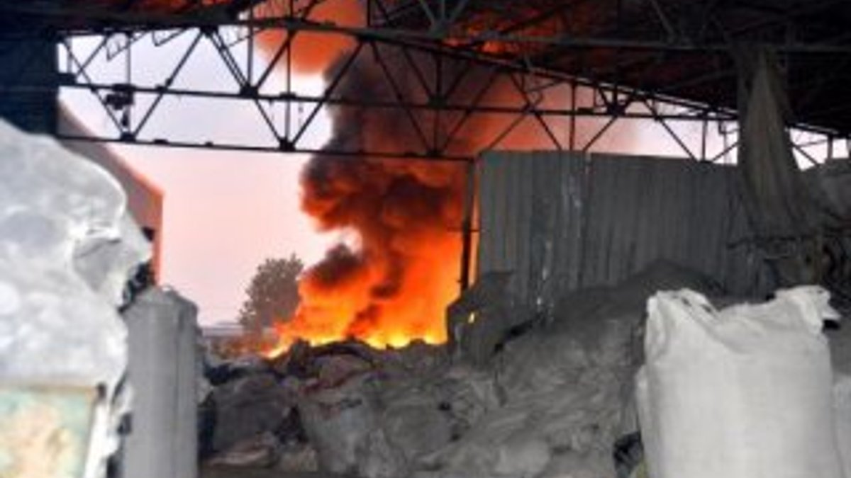 Adana'da plastik geri dönüşüm fabrikasında yangın
