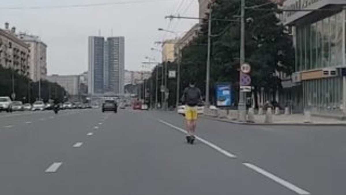 Rusya'da scooter ile 80 km hız yapan adam