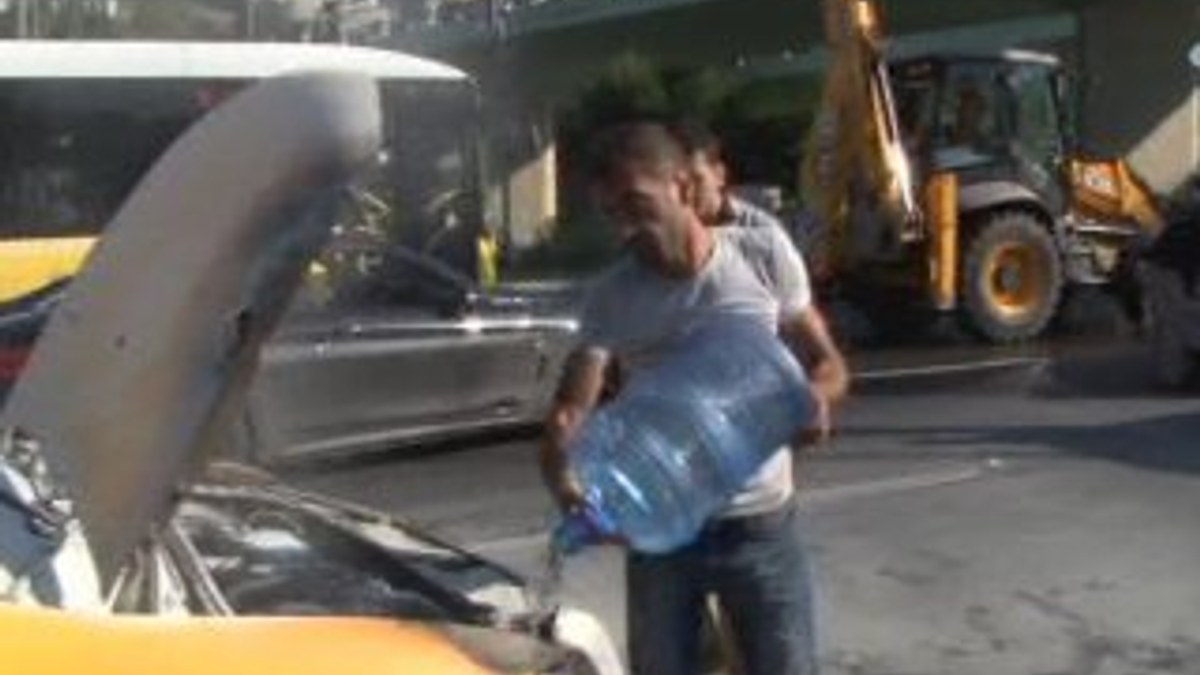 İstanbul'da alev alan taksiye damacanalı müdahale
