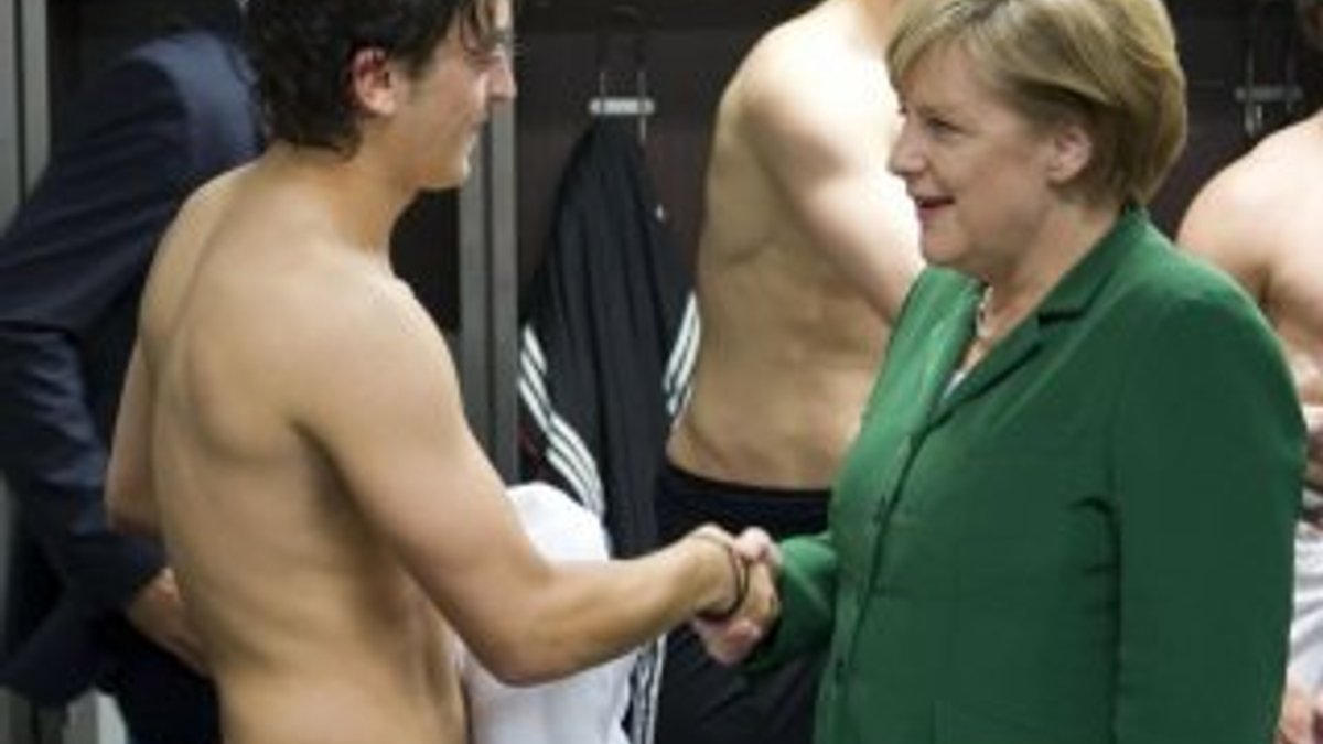 Merkel, Mesut'un milli takımı bırakmasını yorumladı