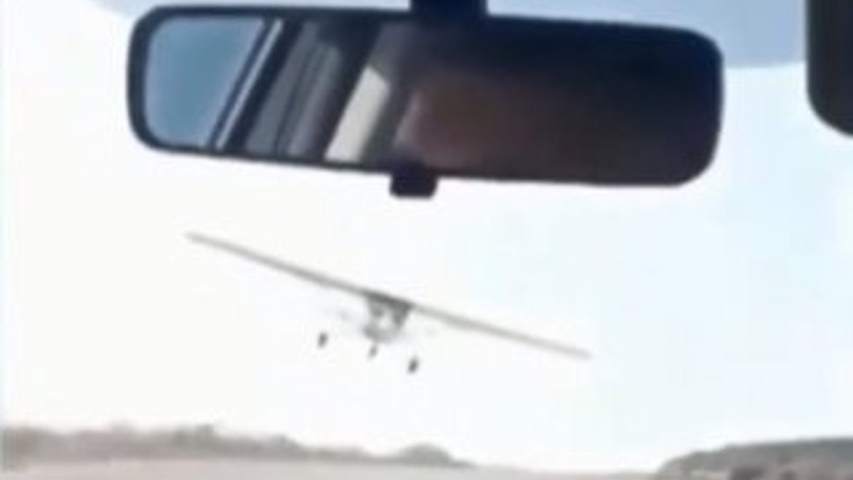 İzmir'de otomobile eğitim uçağı çarptı