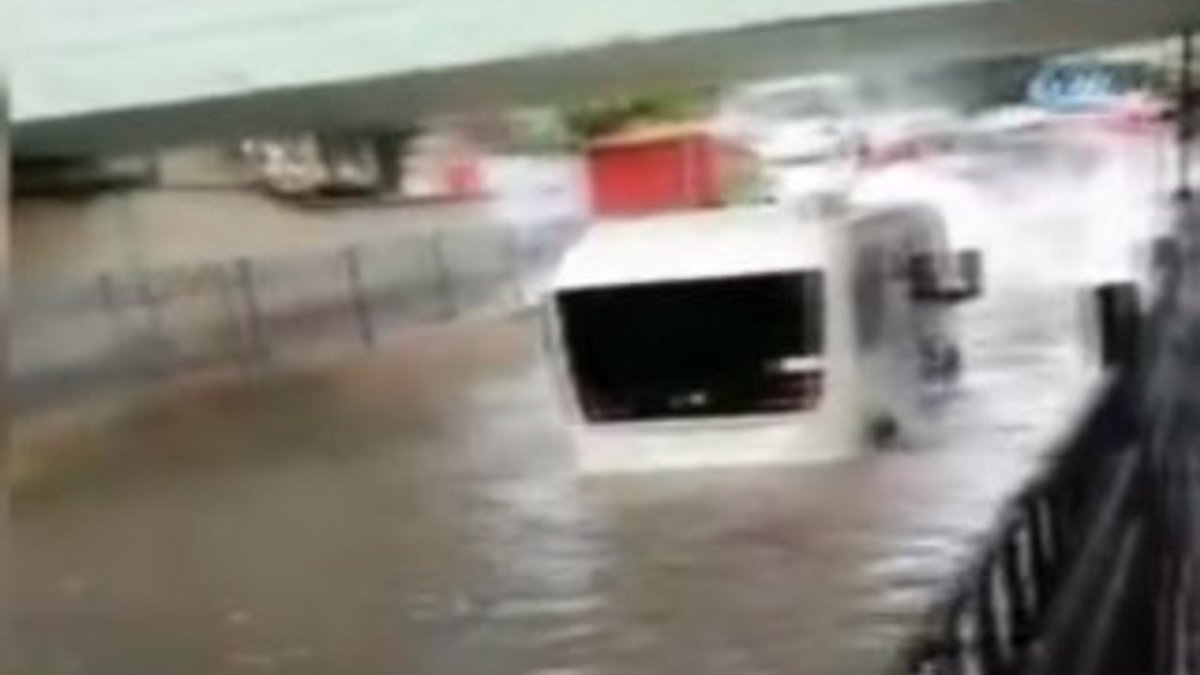 Yolcu minibüsü su basan alt geçitte mahsur kaldı