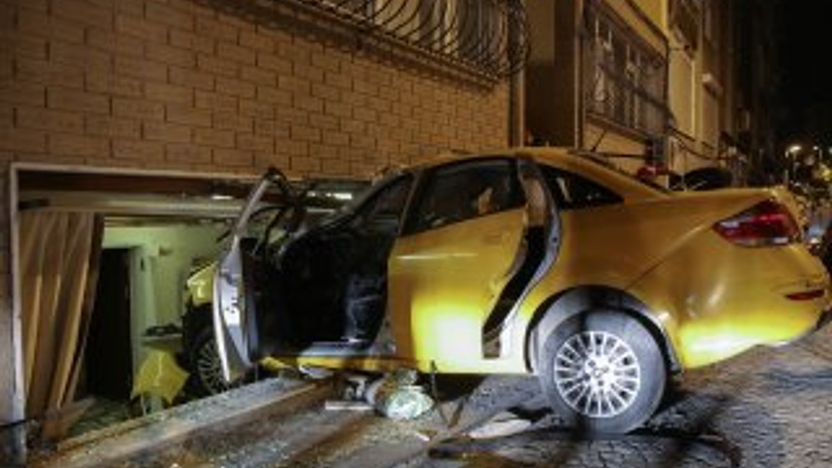 Beşiktaş’ta taksi evin yatak odasına girdi: 2 yaralı