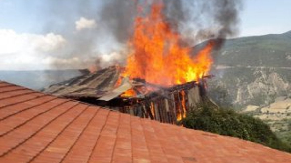 Karabük'te 2 katlı ahşap ev yangında yok oldu