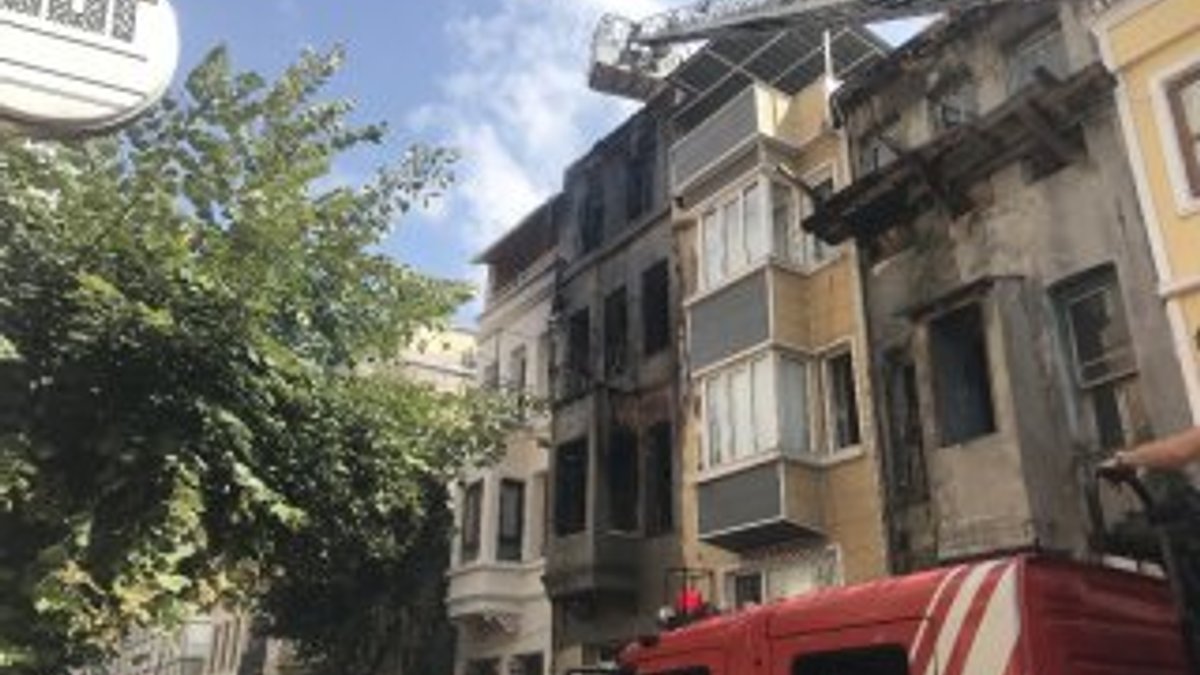 İstanbul Fatih'te 4 katlı bina yandı