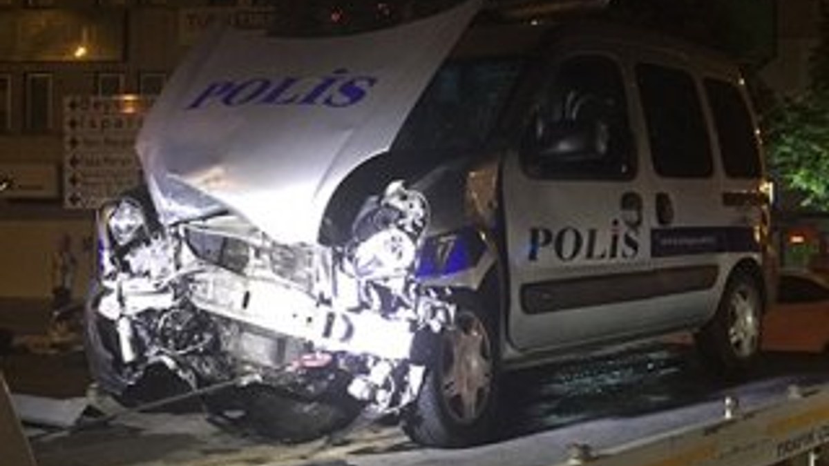Kırmızı ışık ihlali yapan sürücü polis aracına çarptı