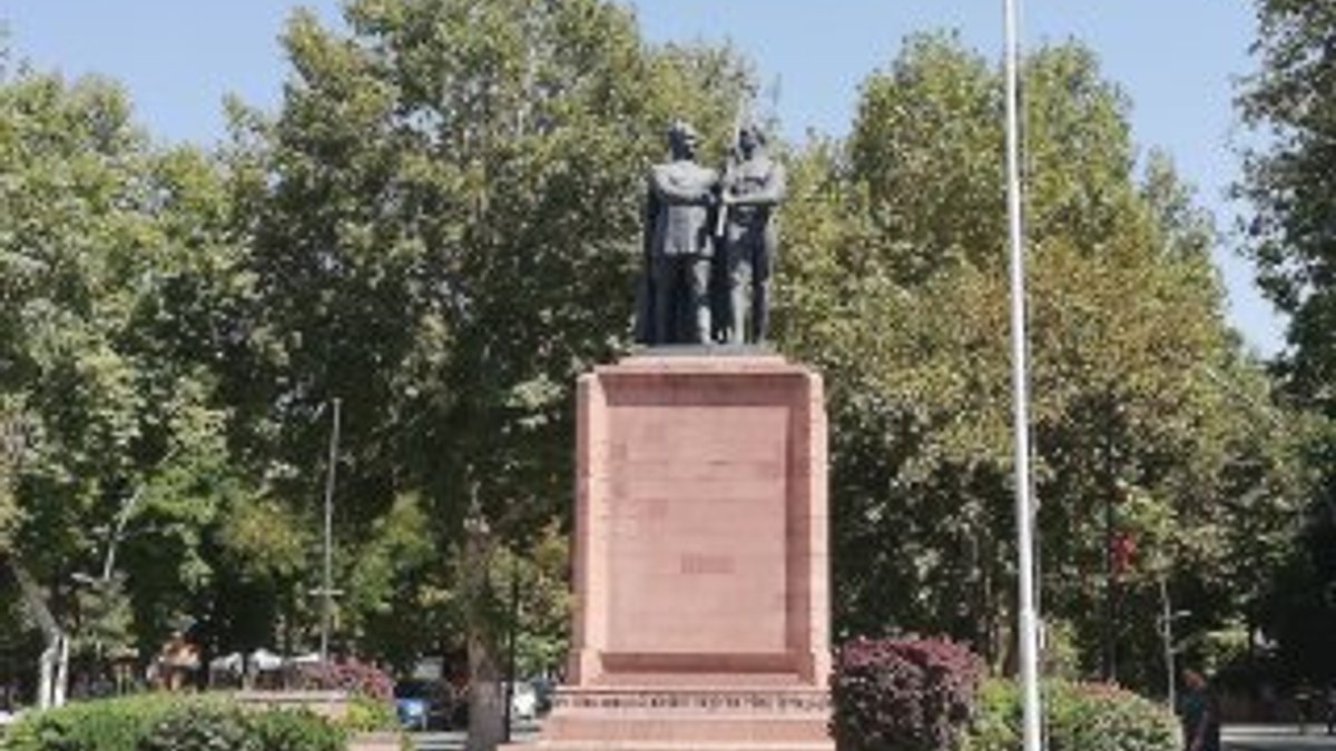 Malatya'da Atatürk heykeline şort giydirilsin talebi