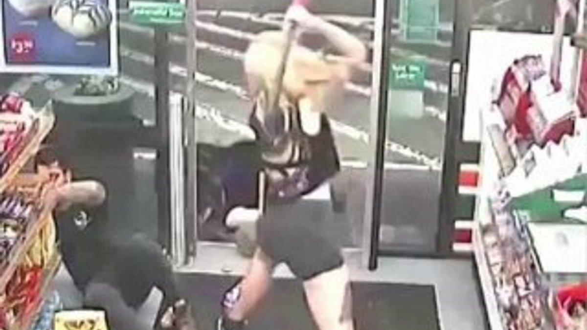 Baltayla girdiği markette 2 kişiye saldırdı