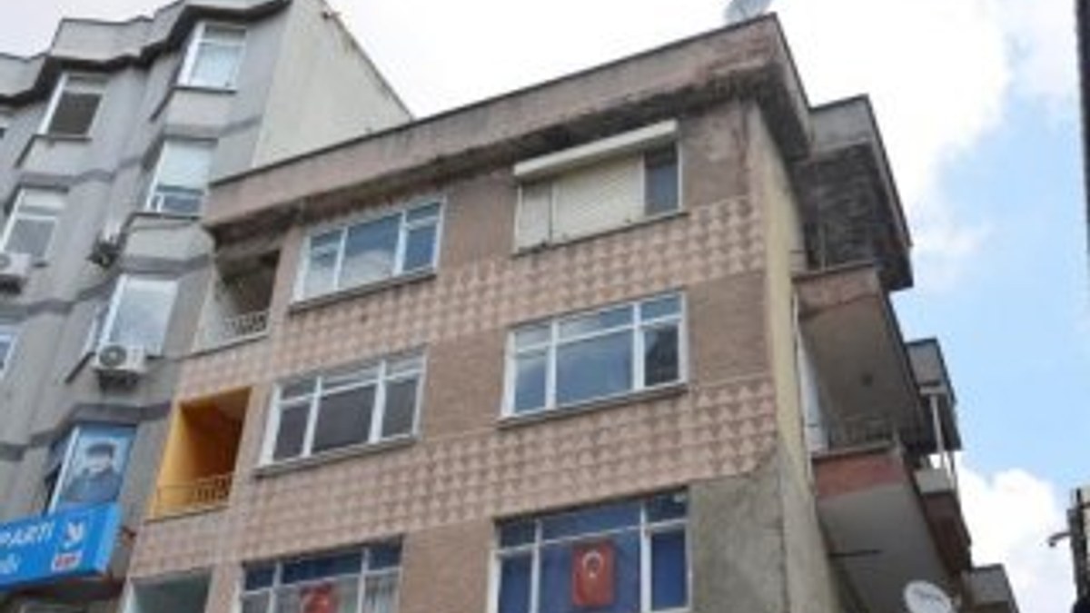 İstanbul’da 5 katlı binadan çöp ev çıktı