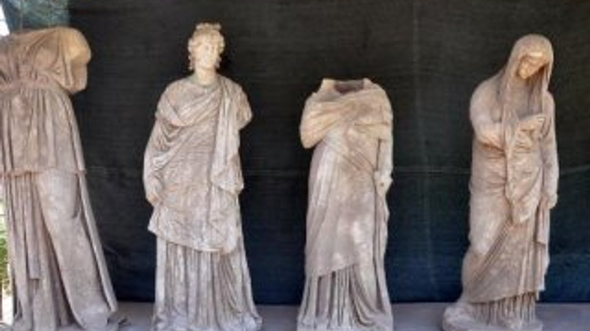 Magnesia Antik Kenti'nde 2 bin yıllık 6 heykel bulundu