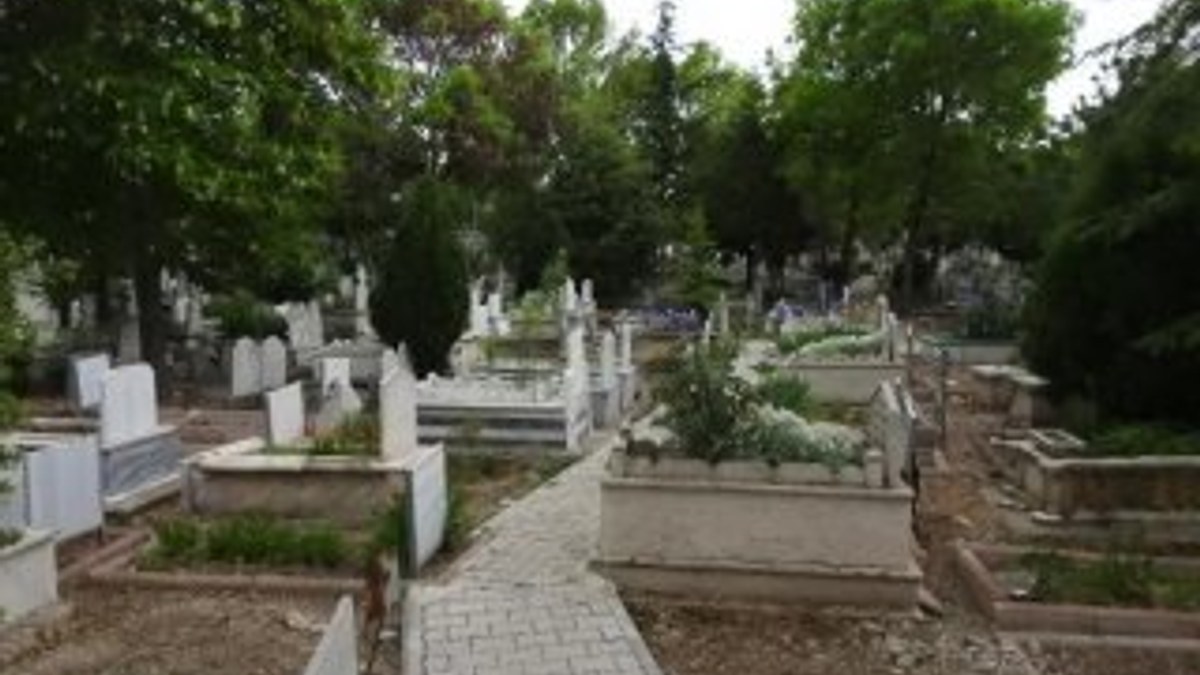 Başkasına ait mezarı internetten satışa çıkardı