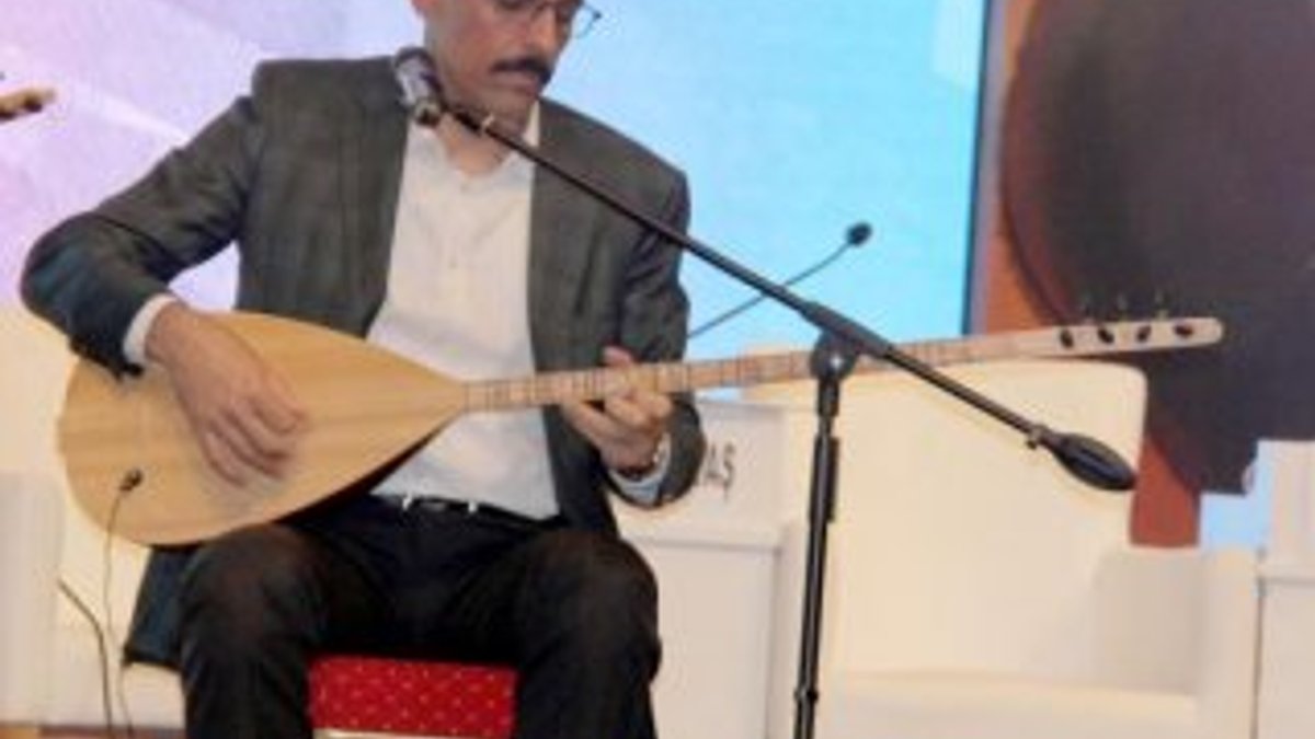 İbrahim Kalın, kültür ve sanat festivalinde türkü seslendirdi