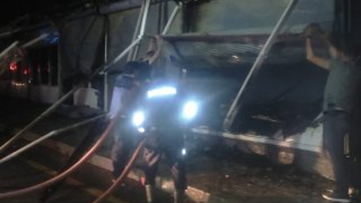 Hakkari'de esnaflara ait 4 baraka yandı