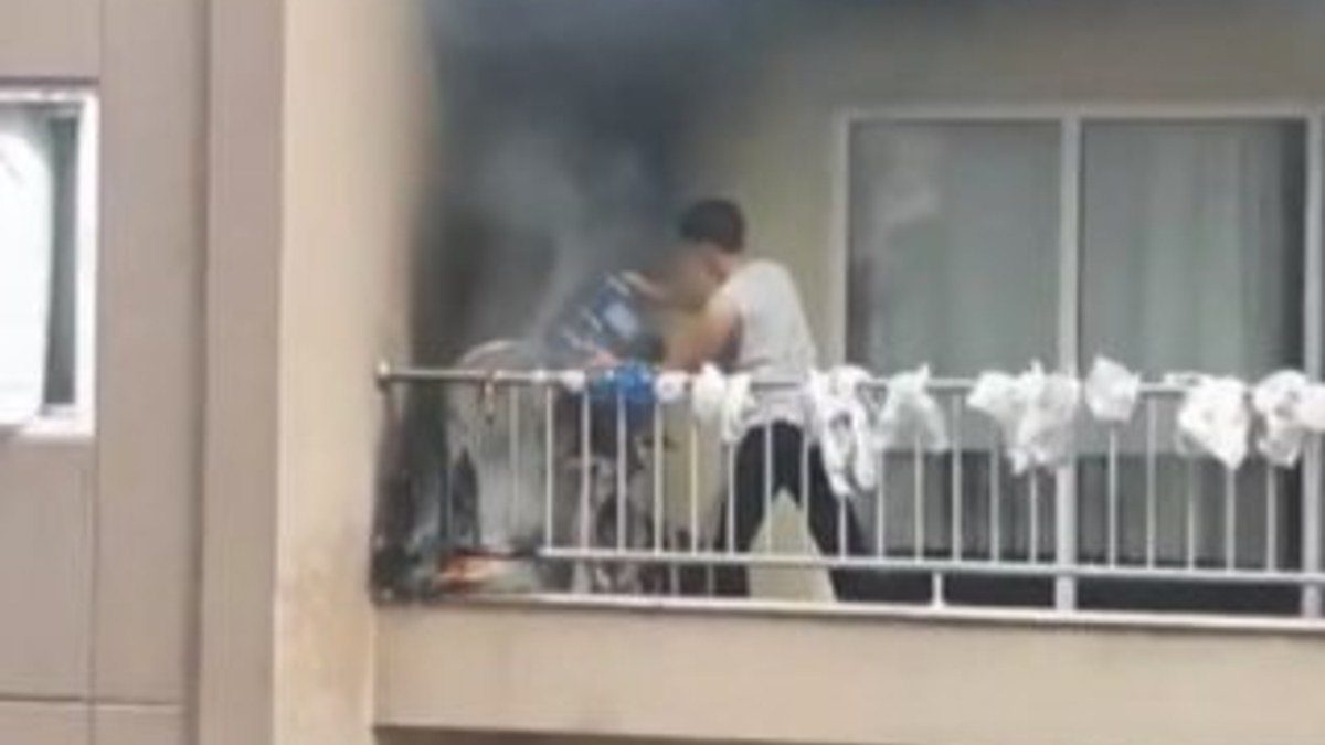 Bursa'da apartmanda çıkan yangına damacanalı çözüm