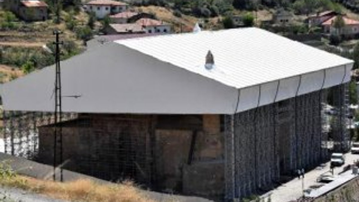 Restorasyondaki tarihi Divriği Ulu Cami'ye geçici çatı